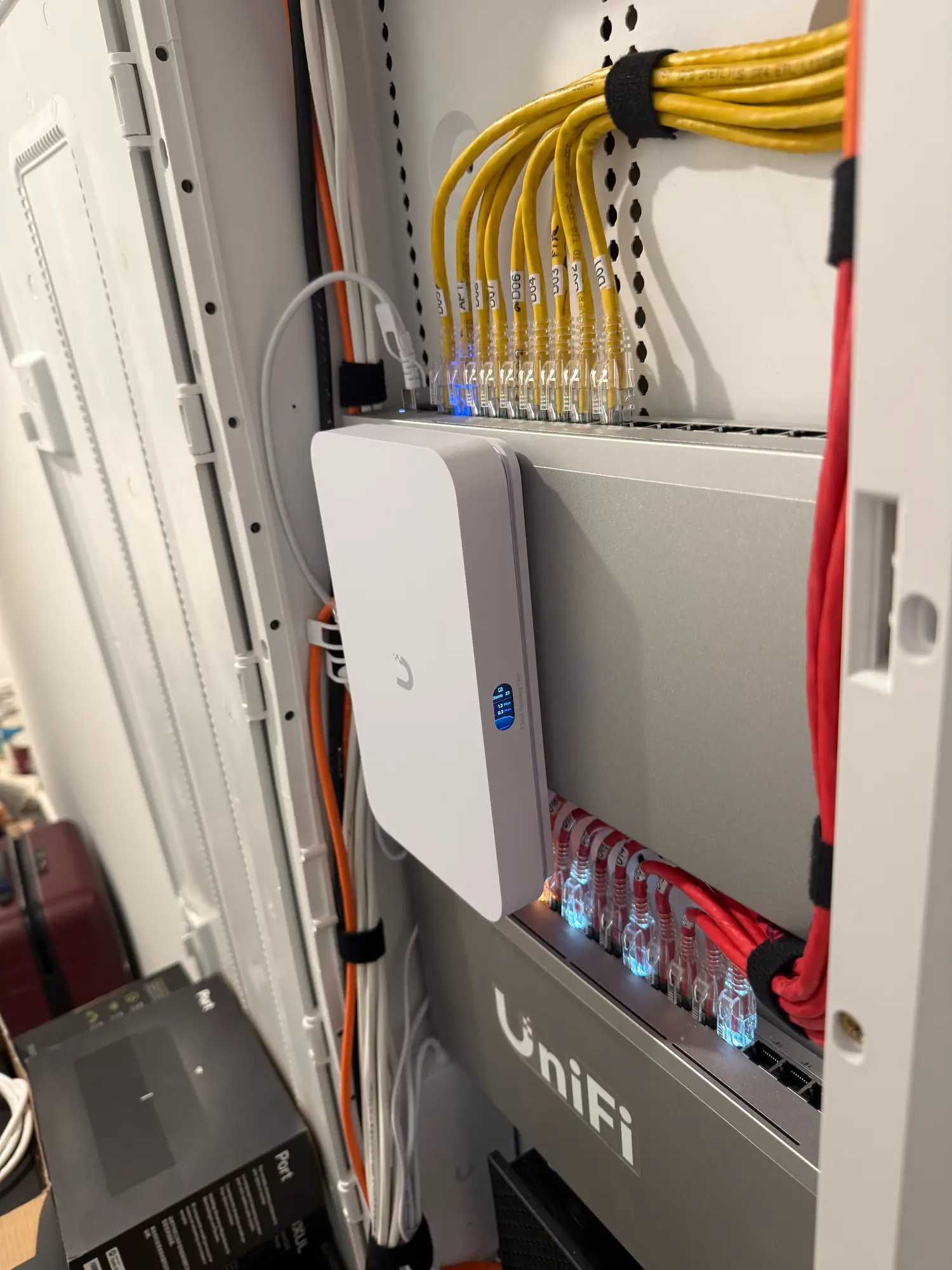 UniFi Cloud Gateway Fiber and switch